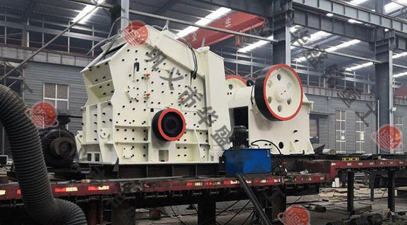 1681087480170316.jpg 鄂式移動破碎站發貨現場